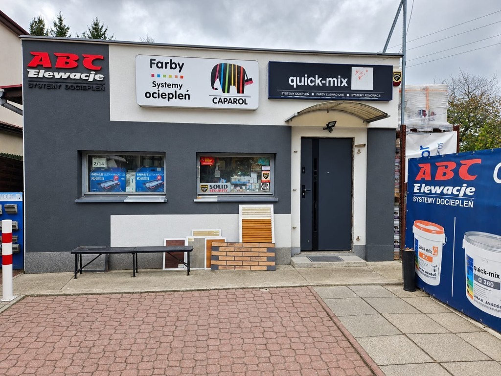 Elewacja salonu ABC Elewacje z próbkami tynków, okładzin oraz logo Caparol i quick-mix