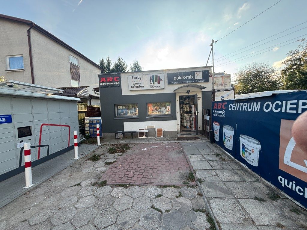 Wejście do sklepu ABC Elewacje, centrum ociepleń Caparol i quick-mix
